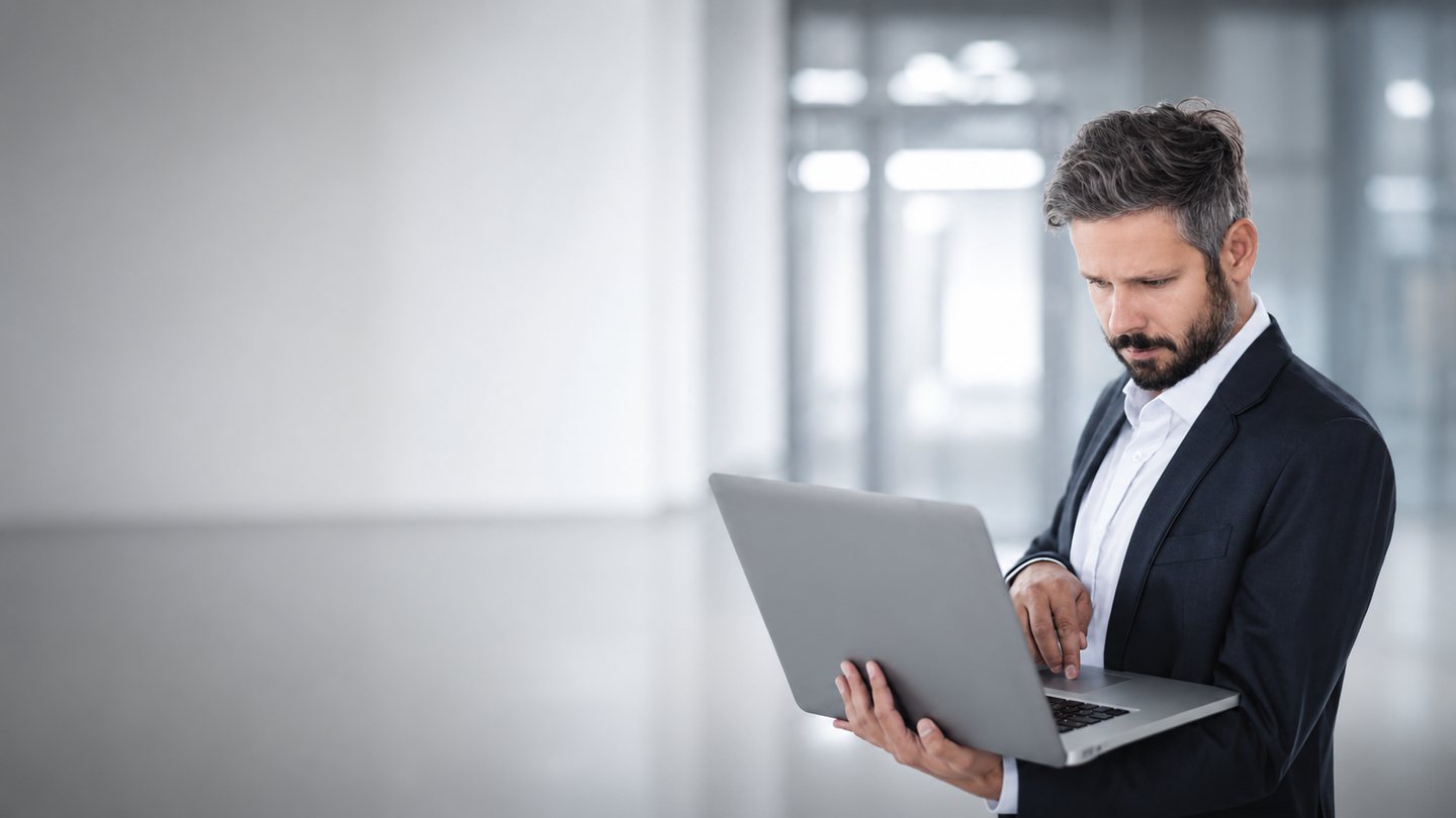 Profesional revisando información para una decisión de negocio
