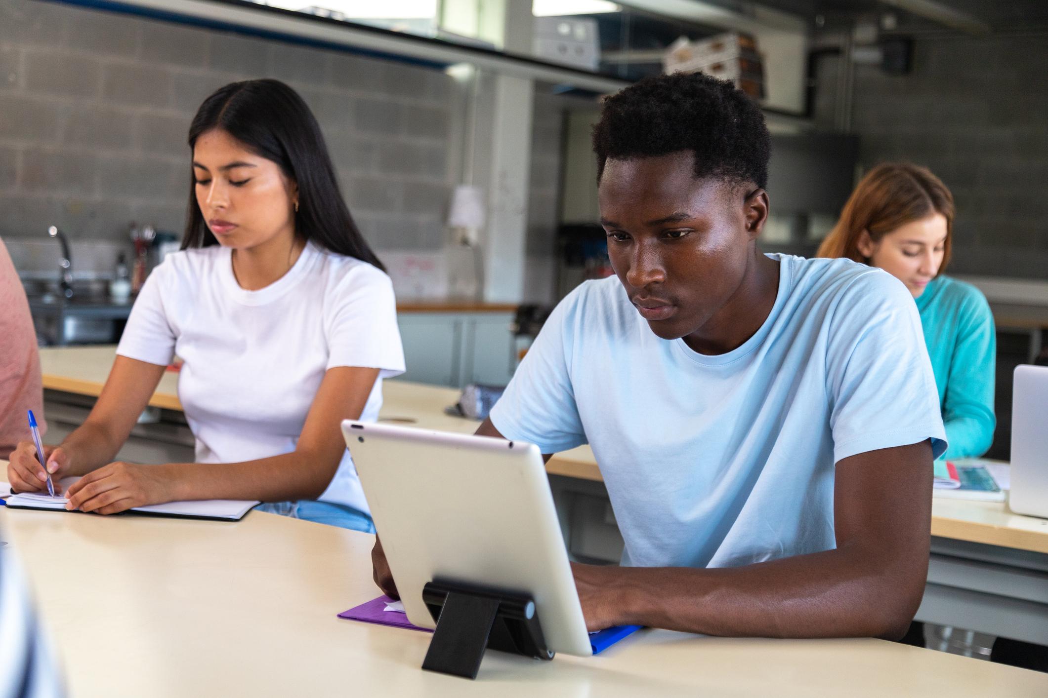 Participantes de distintas comunidades aprendiendo en una sala de clases
